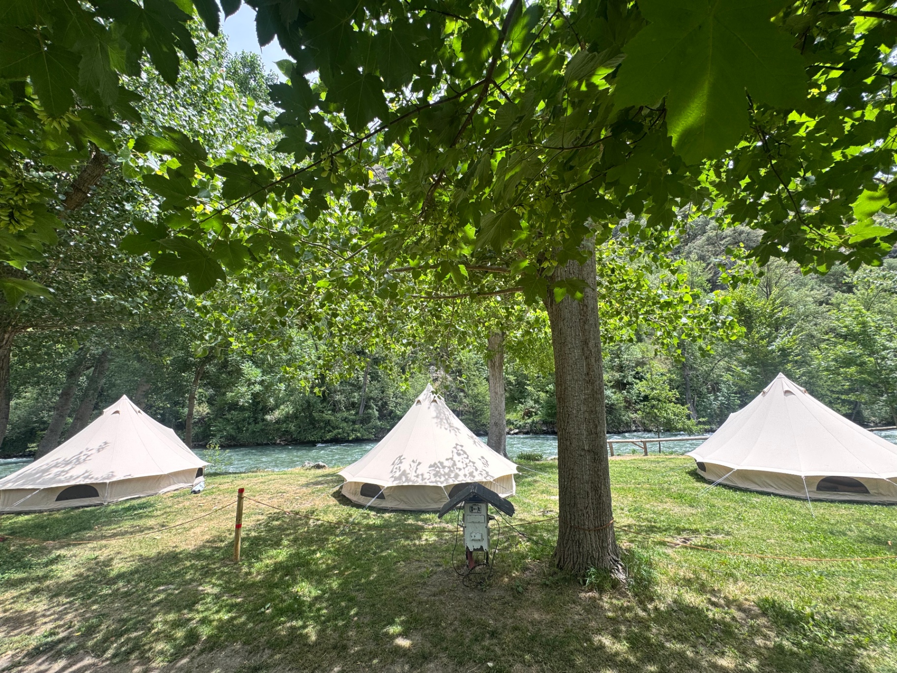 Tiendas glamping frente al río y el Pirineo en Camping Noguera Pallaresa