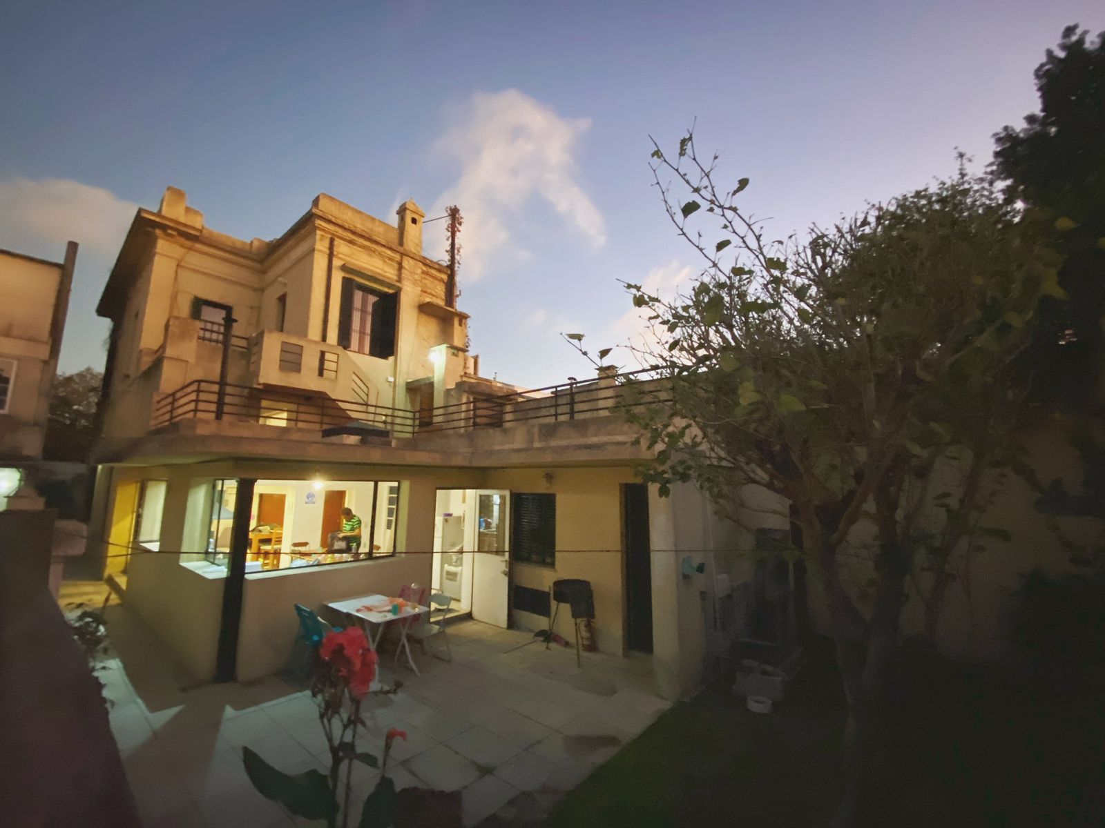 Patio y terraza de Residencia Thea en Buenos Aires al anochecer
