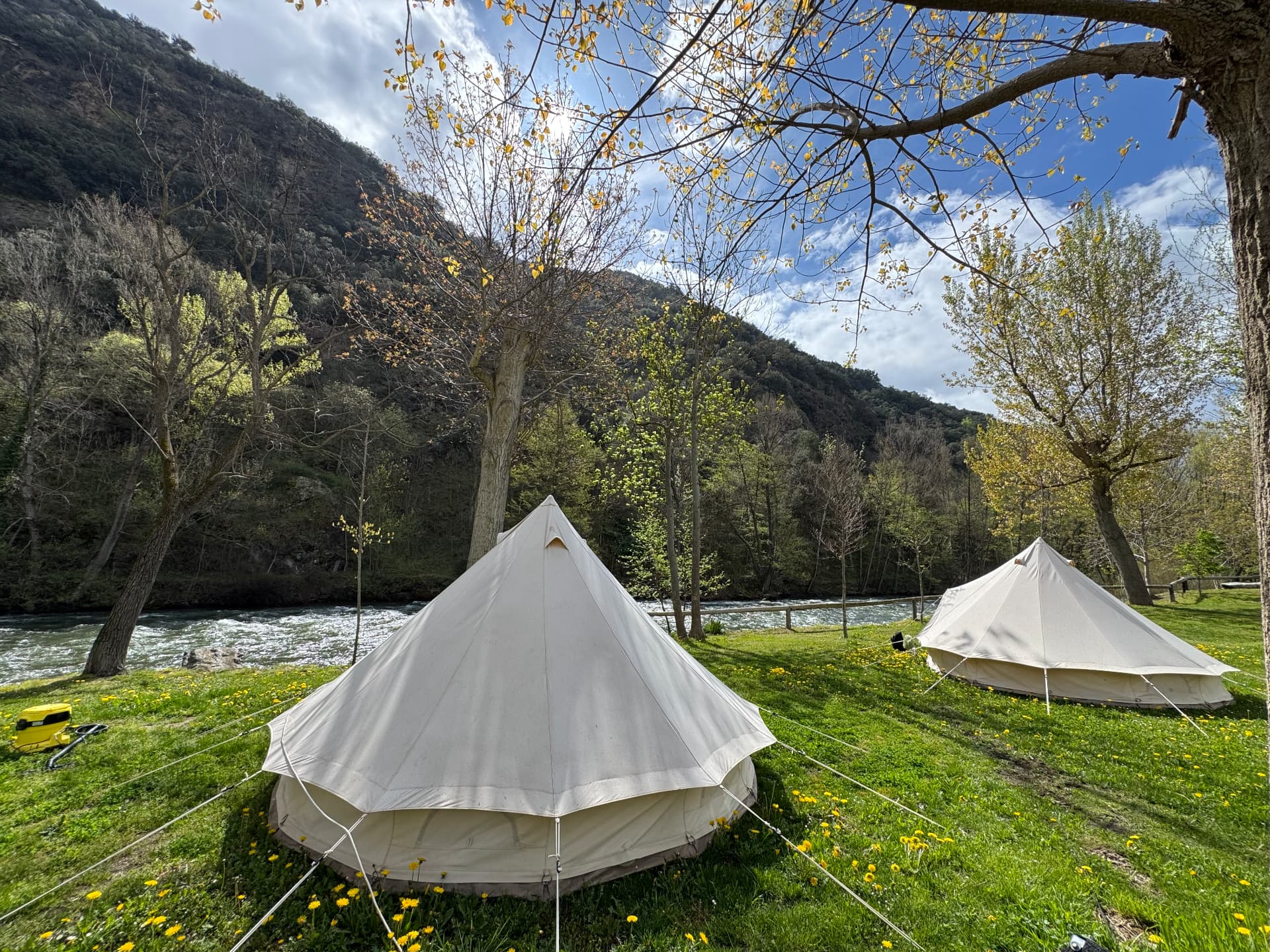 Tiendas bell reales del glamping de MAY•HAUS junto al río Noguera Pallaresa, en el Pirineo