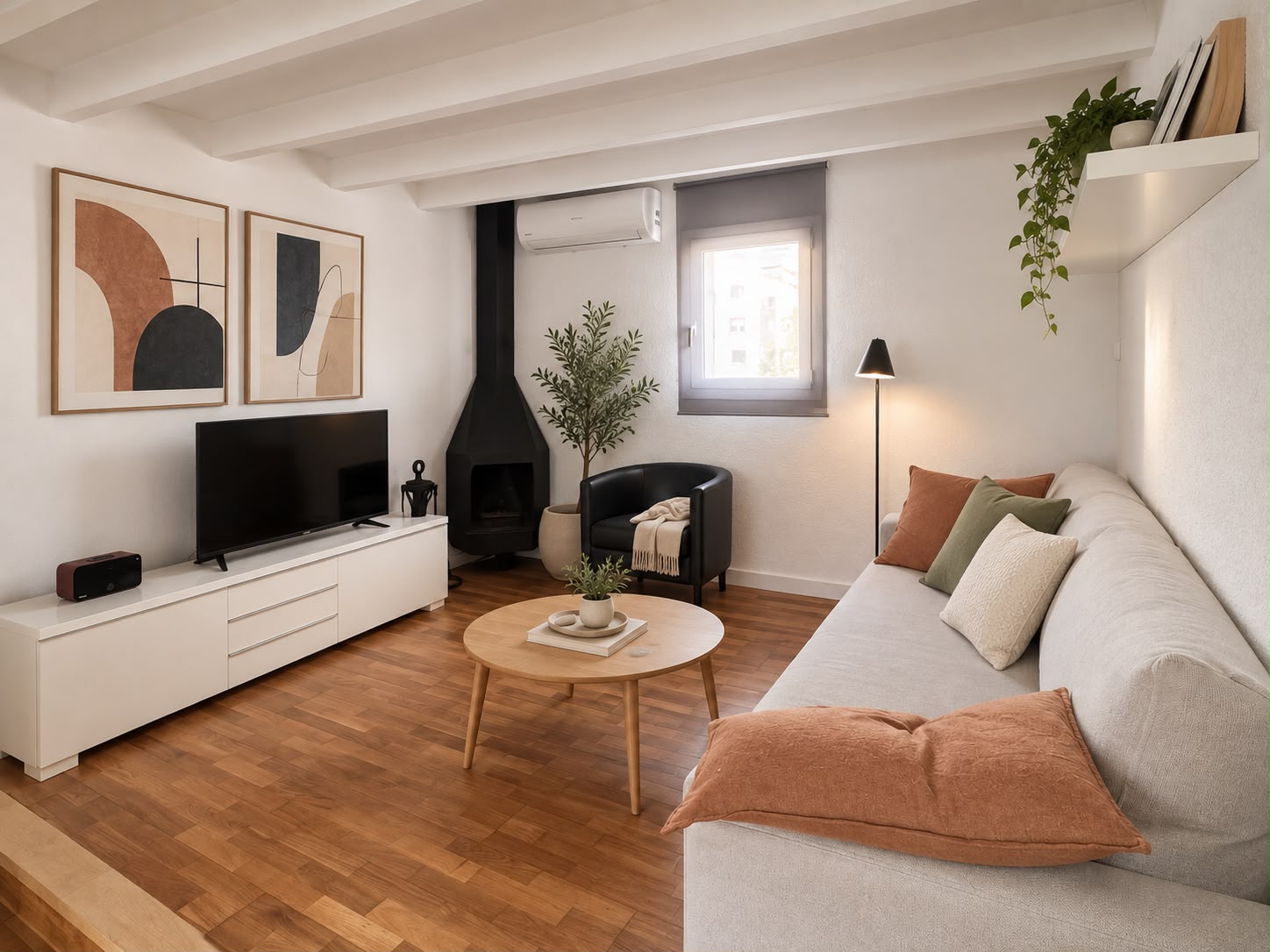 Salón cálido de un piso gestionado en Barcelona